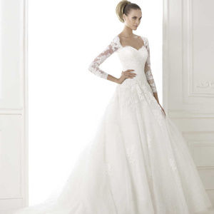 Pronovias Elegant White Lace Wedding Dress